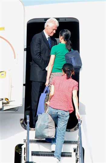 Bill Clinton greets Laura Ling and Euna Lee before they fly back to the U.S.